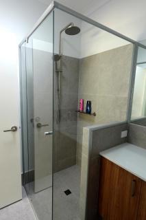 Modern Private Townhouse Close to City & Transport - 2