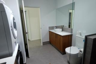 Modern Private Townhouse Close to City & Transport - 4