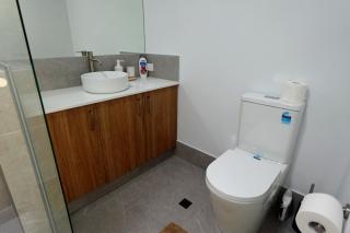 Modern Private Townhouse Close to City & Transport - 6