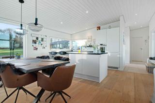 New Modern Holiday Home Near The Beach - 8