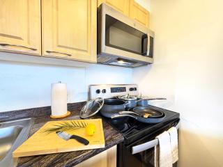 31Fl Ocean and Diamond Head Views 2BR 1BA in Waikiki - 1