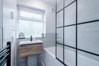 3 BDR House By Eason Stays Short Wythenshawe - 5