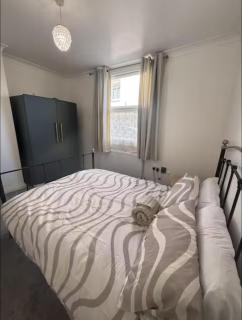 Large Double Room On Ground Floor with Free Parking, Workspace & Superfast WiFi - 7