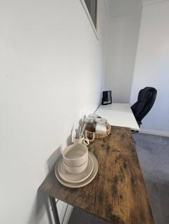 Large Double Room On Ground Floor with Free Parking, Workspace & Superfast WiFi - 4