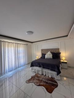 Private entrance room behind out of Africa - 3