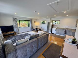 Redwood Cottage - Essential Comfort - 4