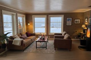 Cozy family cabin with fireplace and near ski trails - 8