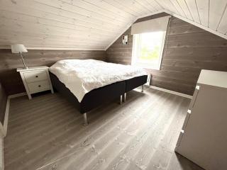 Cozy family cabin with fireplace and near ski trails - 4