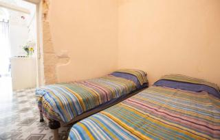 White Stone Flats & Studios - 8