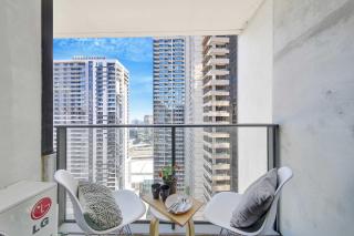 Bright 2BR Apartment City Views & Central - 9