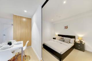 Bright 2BR Apartment City Views & Central - 5