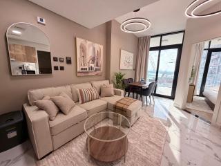 Walk to the Mall! Stylish 1 BR Retreat Maryah - 0