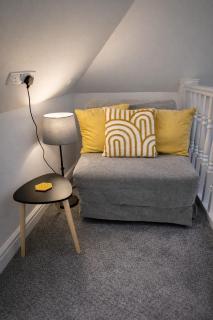 Beautiful cosy attic studio flat king size bed in central Beeston in Nottingham - 2