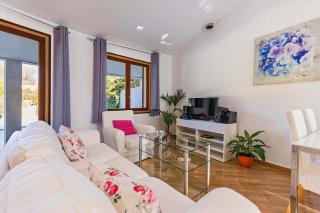 Charming Casa Pequeña in Tranquil Residential Area - 2