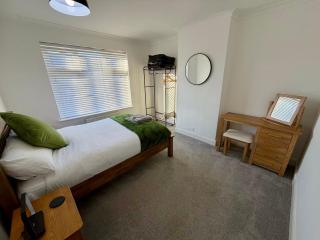 City Centre, En-Suite, 3 Doubles 1 Single, 2 Car Parking - 6