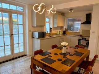 City Centre, En-Suite, 3 Doubles 1 Single, 2 Car Parking - 3