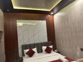 Shree Vishwanath Retreat Premium And Deluxe Rooms - 3