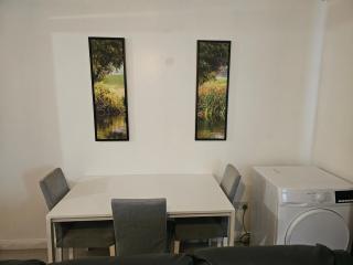 Cosy, spacious 4 bedroom house with facilities - 5