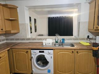 Cosy, spacious 4 bedroom house with facilities - 2