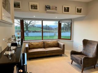 Superb bright spacious five bedroom home, 6 beds, sleeps 10-11 guest, 10 minutes from town centre - 4