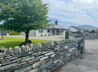 Superb bright spacious five bedroom home, 6 beds, sleeps 10-11 guest, 10 minutes from town centre - 7