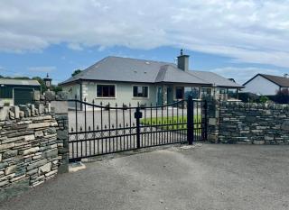 Superb bright spacious five bedroom home, 6 beds, sleeps 10-11 guest, 10 minutes from town centre - 6