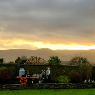 Superb bright spacious five bedroom home, 6 beds, sleeps 10-11 guest, 10 minutes from town centre - 8