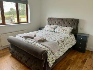 Superb bright spacious five bedroom home, 6 beds, sleeps 10-11 guest, 10 minutes from town centre - 2