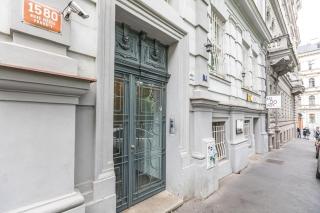 Entire unit next to Wenceslas Square - 3