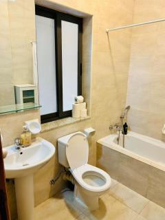 Bright and Spacious 2 Bedroom Apt in St Julians, Steps from Spinola Bay - 8