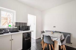 Cosy house with floating beds in Belfast - 2