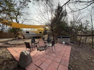 Airstream w flush toilet city water hot tub - 9