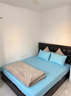 Hearthenly Stays Golden Glow Cozy 3BHK with Scenic Views - 9