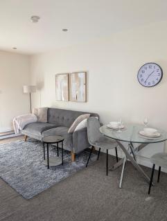 Bright 1-Bed Flat, Free Parking, Easy City Access - 2