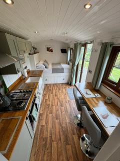 Fullabrook Farm Retreat, The Shepherdess Hut - 8