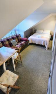 The Lookout with private bathroom - loft suite in Colony townhouse - 9