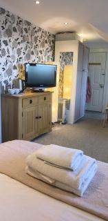 The Lookout with private bathroom - loft suite in Colony townhouse - 0