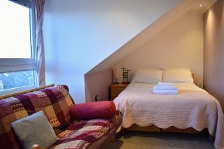 The Lookout with private bathroom - loft suite in Colony townhouse - 8