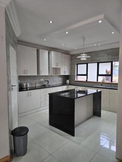 Ivory & Mane Estate - 2