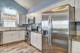 Coastal Chill Spot - Cozy 2BR Villa By The Beach - 2