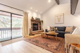 Basecamp Lodge Cabin Chic Meets Cozy Comfort - 8