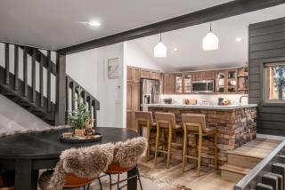 Basecamp Lodge Cabin Chic Meets Cozy Comfort - 6