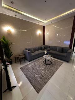 شقة كبيرة 3 غرف نوم وصالة ومطبخ - 0