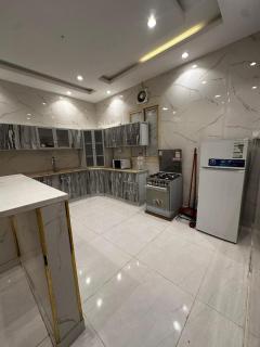 شقة كبيرة 3 غرف نوم وصالة ومطبخ - 6