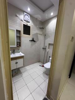 شقة كبيرة 3 غرف نوم وصالة ومطبخ - 1