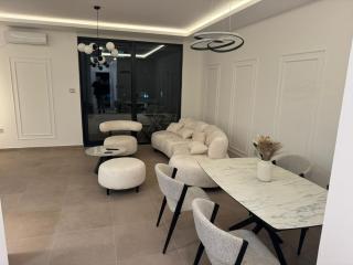 Yellow Diamond Center Free Parking - 9