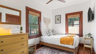 2 Side-by-Side San Diego Homes w Shared Backyard Firepit BBQ Casa Craftsman Casita on Landis by Avantstay - 7