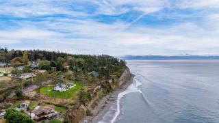 Oceanfront Home w Outdoor Dining 2 Firepits Steps to Beach Salish Sea Escape by AvantStay - 9