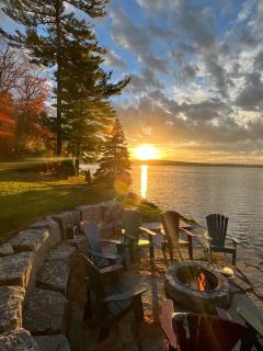 Luxurious Lakefront Cottage, Sleeps 12 - 9