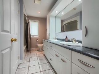 Muskoka 4-Bedroom Cottage - 9